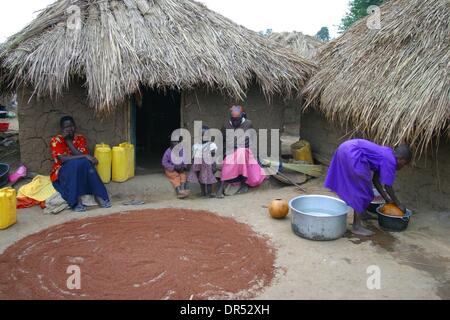 La famiglia in un campo di rifugiati in Uganda. La guerra civile ha provocato centinaia di migliaia di sfollati che si sono insediati in case di fortuna. Agenzie di aiuto fornire acqua potabile (credito Immagine: © Ton Koene/ZUMAPRESS.com) Foto Stock