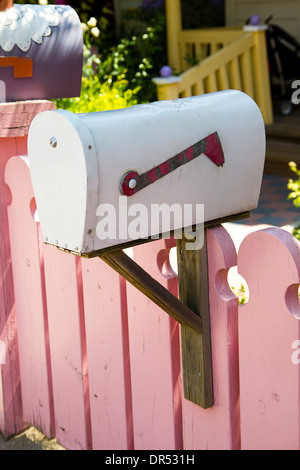 Rosa Picket Fence con il bianco vintage nella cassetta postale di colorata fiaba come property Foto Stock