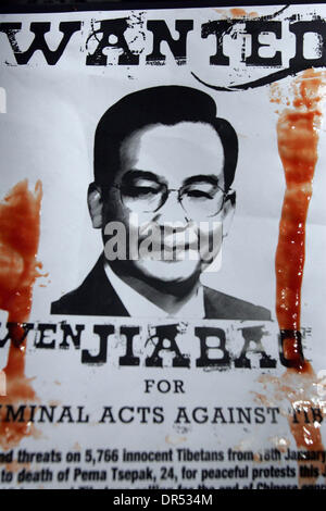 Feb 01, 2009 - Londra, Inghilterra, Regno Unito - Pro-Tibetan manifestanti hanno al di fuori dell'ambasciata cinese a Londra in occasione di una visita del Premier cinese il ministro a Londra Febbraio 01, 2009. Il premier cinese è arrivato a Londra il sabato nell'ultima tappa di un tour europeo volti ad affrontare la crisi economica e finanziaria globale e migliorare le relazioni tra il partn trading Foto Stock