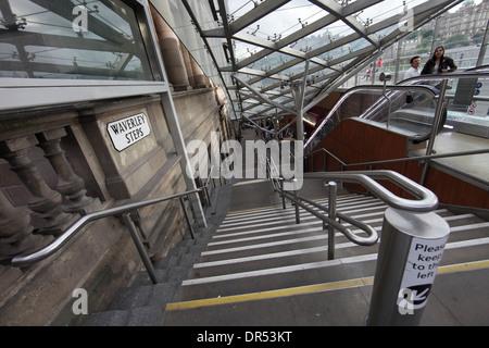 Stazione ferroviaria Waverley di Edimburgo, Edimburgo. REGNO UNITO Foto Stock