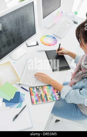 Artista disegno qualcosa sulla tavoletta grafica Foto Stock