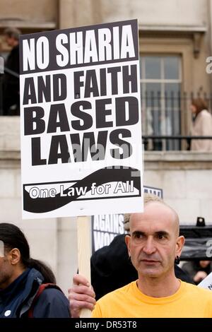 Mar 07, 2009 - Londra, Inghilterra, Regno Unito - Anti-sharia manifestanti con segni di Trafagar Square. (Credito Immagine: © Theodore Liasi/ZUMApress.com) Foto Stock