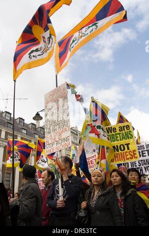 Mar 07, 2009 - Londra, Inghilterra, Regno Unito - i dimostranti fuori dall'ambasciata cinese a Londra per celebrare i 50 anni del Tibet lotta contro la sovranità cinese. (Credito Immagine: © Theodore Liasi/ZUMApress.com) Foto Stock