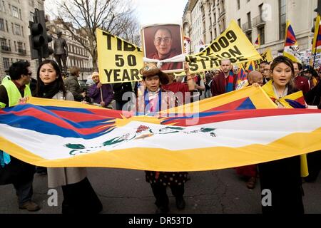 Mar 07, 2009 - Londra, Inghilterra, Regno Unito - i dimostranti fuori dall'ambasciata cinese a Londra per celebrare i 50 anni del Tibet lotta contro la sovranità cinese. (Credito Immagine: © Theodore Liasi/ZUMApress.com) Foto Stock