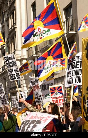 Mar 07, 2009 - Londra, Inghilterra, Regno Unito - i dimostranti fuori dall'ambasciata cinese a Londra per celebrare i 50 anni del Tibet lotta contro la sovranità cinese. (Credito Immagine: © Theodore Liasi/ZUMApress.com) Foto Stock