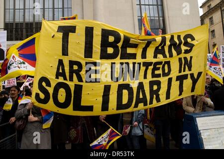 Mar 07, 2009 - Londra, Inghilterra, Regno Unito - i dimostranti fuori dall'ambasciata cinese a Londra per celebrare i 50 anni del Tibet lotta contro la sovranità cinese. (Credito Immagine: © Theodore Liasi/ZUMApress.com) Foto Stock