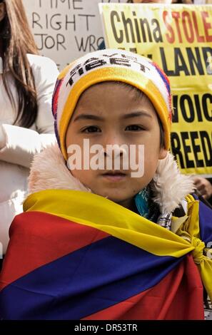 Mar 07, 2009 - Londra, Inghilterra, Regno Unito - Un bambino alla protesta al di fuori dell'ambasciata cinese, la marcatura 50 anni del Tibet lotta contro la sovranità cinese. (Credito Immagine: © Theodore Liasi/ZUMApress.com) Foto Stock