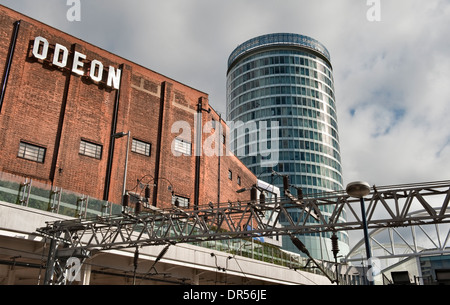 L'edificio Rotunda al Bull Ring, Birmingham, Regno Unito, visto dalla stazione di New Street. Costruito nel 1965, è stato convertito in uso prevalentemente residenziale nel 2008 Foto Stock
