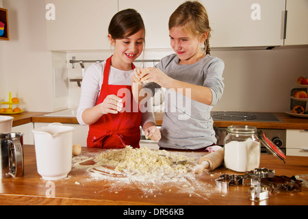 Due ragazze rendendo biscotti di Natale, Monaco di Baviera, Germania Foto Stock