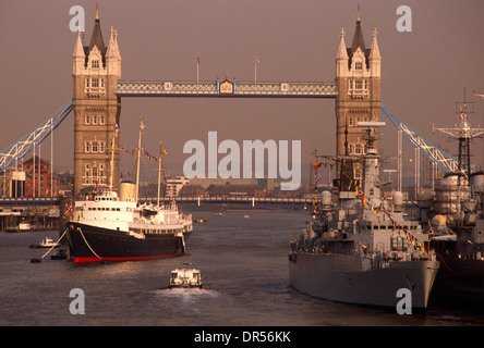 Il Royal Yacht (HMY) Britannia visiti il Tamigi presso il Tower Bridge per onorare la regina madre il novantesimo compleanno in agosto 1990. Foto Stock