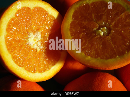 Arancione. Agrumi commestibili di frutta. È ottenuto dall'arancio. Foto Stock