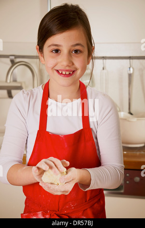 Ragazza rendendo biscotti di Natale, Monaco di Baviera, Germania Foto Stock