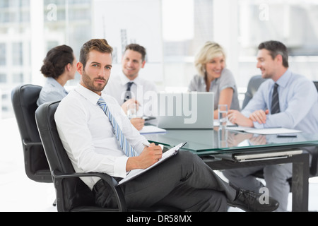 Imprenditore con i colleghi per discutere in office Foto Stock
