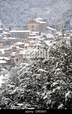 Neve in Valldemossa. Un villaggio situato nella Serra de Tramuntana a nord di Mallorca. Foto Stock