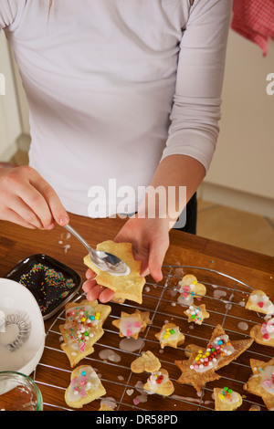 Bambino la decorazione di biscotti di Natale, Monaco di Baviera, Germania Foto Stock