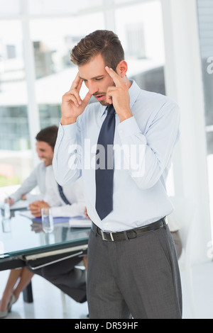 Considerato imprenditore con i colleghi nella riunione dietro Foto Stock