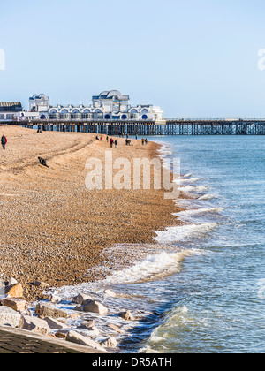 South Parade Pier, Southsea, Hampshire, Regno Unito visto da Portsmouth con onde che si infrangono sulla spiaggia sassosa Foto Stock