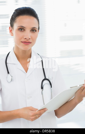 Bella giovane medico donna con clipboard Foto Stock