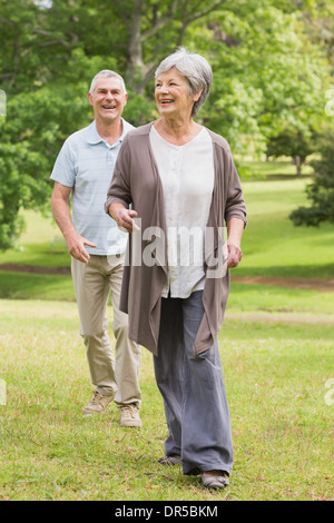 Felice coppia senior passeggiate nel parco Foto Stock