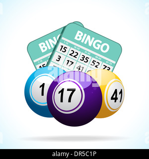 Le sfere di bingo e carte galleggiante su uno sfondo bianco Foto Stock
