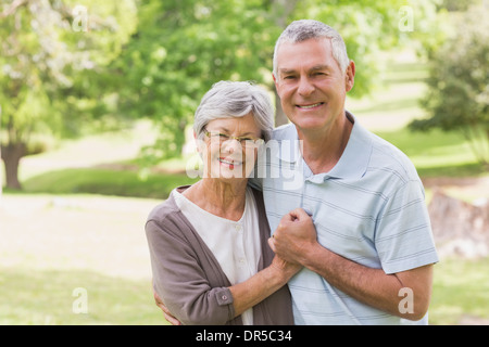 Amare felice coppia senior tenendo le mani in posizione di parcheggio Foto Stock