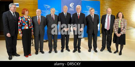 Jan 13, 2009 - Strasburgo, Francia - ex presidente francese Valéry GISCARD D'ESTAING (C), il presidente del Parlamento europeo il tedesco HANS-GERT POTTERING (4R), Monetari Joaquin Almunia dalla Spagna (3L) e il Primo ministro lussemburghese che è anche presidente dell' Eurogruppo JEAN-CLAUDE JUNCKER (3R) e il Presidente della Banca Centrale Europea Jean-Claude Trichet (4L) posa per foto di famiglia prima di d Foto Stock