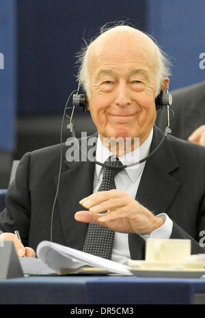 Jan 13, 2009 - Strasburgo, Francia - Francese ex presidente VALERY GISCARD D'ESTAING offre un discorso che segna il decimo compleanno di Euro al Parlamento europeo a Strasburgo, in Francia. (Credito Immagine: © Wiktor Dabkowski/ZUMA Press) Foto Stock