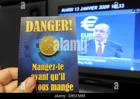 Jan 13, 2009 - Strasburgo, Francia - Il Primo ministro lussemburghese che è anche presidente dell' Eurogruppo JEAN-CLAUDE JUNCKER offre un discorso che segna il decimo compleanno di Euro al Parlamento europeo a Strasburgo, in Francia. Anche nella foto - Membro del Parlamento europeo tiene un opuscolo con il cioccolato fatto 1 Euro monete e writtern 'Drabbia." (credito Immagine: © Wiktor Dabkowski/ZUMA Press) Foto Stock