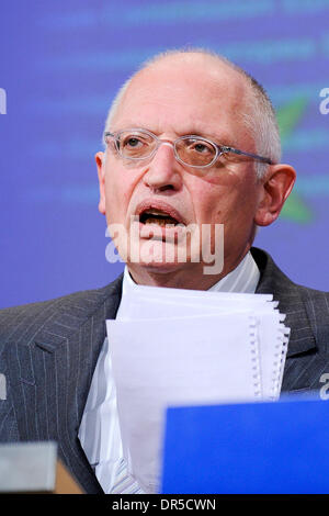 Jan 28, 2009 - Bruxelles, Belgio - Vicepresidente della Commissione europea e commissario europeo responsabile di Imprese e industria, tedesco Guenter Verheugen e Unione europea (UE) il Commissario Fiscalità e unione doganale, ungherese Laszlo Kovacs dare una conferenza stampa su una migliore regolamentazione e la relazione sullo stato di avanzamento della strategia per la semplificazione del contesto normativo a Foto Stock