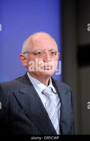 Jan 28, 2009 - Bruxelles, Belgio - Vicepresidente della Commissione europea e commissario europeo responsabile di Imprese e industria, tedesco Guenter Verheugen e Unione europea (UE) il Commissario Fiscalità e unione doganale, ungherese Laszlo Kovacs dare una conferenza stampa su una migliore regolamentazione e la relazione sullo stato di avanzamento della strategia per la semplificazione del contesto normativo a Foto Stock