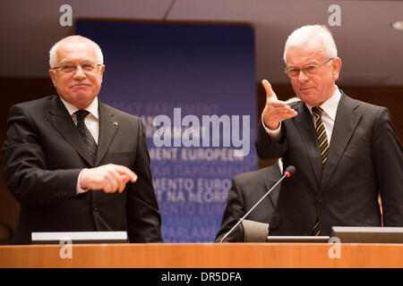 Feb 19, 2009 - Bruxelles, Belgio - Repubblica Ceca del Presidente Vaclav Klaus (L) è invitato dal presidente del Parlamento europeo HANS-GERT POETTERING a indirizzi di una sessione formale del Parlamento europeo a Bruxelles in Belgio. Klaus il 18 febbraio denominata la Camera dei Deputati di approvazione del Trattato di Lisbona " un tragico errore", ha esortato il Senato a prendere più di un atteggiamento responsabile su Foto Stock