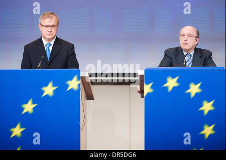 Feb 20, 2009 - Bruxelles, Belgio - Commissario europeo per gli Affari Economici e Monetari, spagnolo Joaquin Almunia e allargamento europeo Il Commissario Olli Rehn (L) tenere una conferenza stampa sull'economia in Europa dopo 5 anni di Unione europea allargata alla sede centrale della Commissione europea a Bruxelles, in Belgio. La Commissione ha detto che "i recenti allargamenti dell'Unione europea erano un milesto Foto Stock