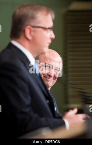 Feb 20, 2009 - Bruxelles, Belgio - Commissario europeo per gli Affari Economici e Monetari, spagnolo Joaquin Almunia e allargamento europeo Il Commissario Olli Rehn (L) tenere una conferenza stampa sull'economia in Europa dopo 5 anni di Unione europea allargata alla sede centrale della Commissione europea a Bruxelles, in Belgio. La Commissione ha detto che "i recenti allargamenti dell'Unione europea erano un milesto Foto Stock