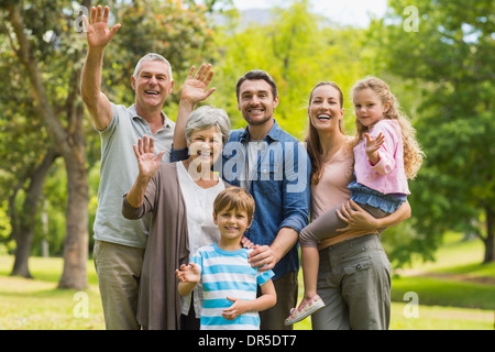 Famiglia estesa sventolare le mani in posizione di parcheggio Foto Stock