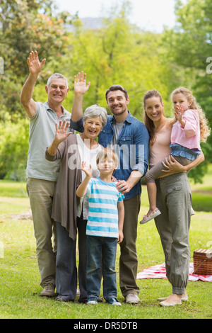 Famiglia estesa sventolare le mani in posizione di parcheggio Foto Stock