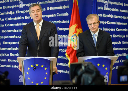 Mar 09, 2009 - Bruxelles, Belgio - Allargamento europeo Il Commissario Olli Rehn (R) e Montenegro il primo ministro Milo Djukanovic dare una conferenza stampa presso Spazio la sede centrale della Commissione. (Credito Immagine: © Wiktor Dabkowski/ZUMA Press) Foto Stock