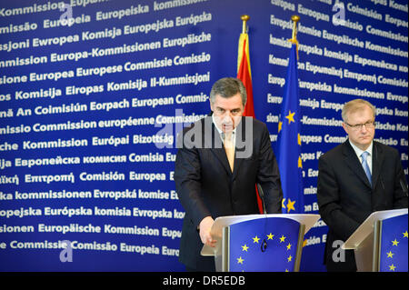 Mar 09, 2009 - Bruxelles, Belgio - Allargamento europeo Il Commissario Olli Rehn (R) e Montenegro il primo ministro Milo Djukanovic dare una conferenza stampa presso Spazio la sede centrale della Commissione. (Credito Immagine: © Wiktor Dabkowski/ZUMA Press) Foto Stock