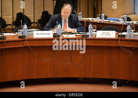 Mar 09, 2009 - Bruxelles, Belgio - Il Ministro delle finanze tedesco Peer STEINBRUECK all'inizio di un Eurogruppo dei ministri delle finanze riuniti in sede di Consiglio europeo la sede centrale. (Credito Immagine: © Wiktor Dabkowski/ZUMA Press) Foto Stock