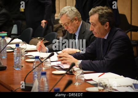 Mar 09, 2009 - Bruxelles, Belgio - Ministro italiano delle finanze Giulio Tremonti (L) all'inizio di un Eurogruppo dei ministri delle finanze riuniti in sede di Consiglio europeo la sede centrale. (Credito Immagine: © Wiktor Dabkowski/ZUMA Press) Foto Stock