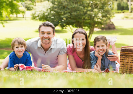 Sorridente giovane con i ragazzi che giace in posizione di parcheggio Foto Stock