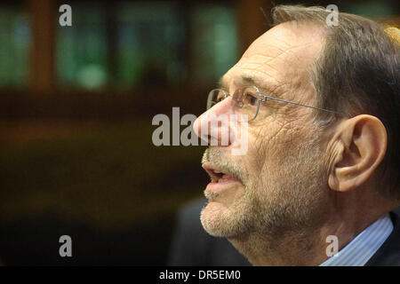 Mar 15, 2009 - Bruxelles, Belgio - Unione europea, Alto rappresentante per la politica estera e di sicurezza comune, lo spagnolo Javier SOLANA arriva per una riunione della troika ministeriale UE con l'Egitto, la Giordania e l'Autorità palestinese a livello europeo la sede del Consiglio a Bruxelles, in Belgio. Presidenza ceca chiamato la cena di lavoro per discutere la situazione attuale sul territ palestinese Foto Stock