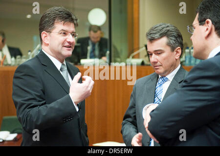 Mar 16, 2009 - Bruxelles, Belgio - Repubblica Slovacca Ministro degli Esteri Miroslav Lajcak (L) prima di un Consiglio Affari Generali e Relazioni Esterne (CAGRE) Consiglio all Unione Europea (UE) sede. (Credito Immagine: © Wiktor Dabkowski/ZUMA Press) Foto Stock