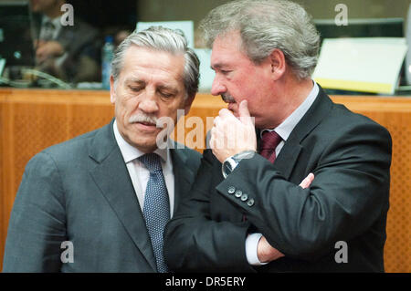 Mar 16, 2009 - Bruxelles, Belgio - Segretario di Stato spagnolo per l'Unione europea Diego Lopez Garrido (L) e il ministro degli Affari esteri lussemburghese Jean Asselborn prima di un Consiglio Affari Generali e Relazioni Esterne (CAGRE) Consiglio all Unione Europea (UE) sede. (Credito Immagine: © Wiktor Dabkowski/ZUMA Press) Foto Stock