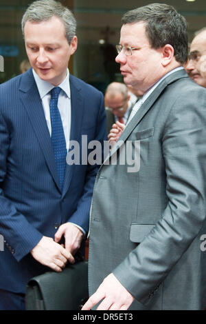 Mar 16, 2009 - Bruxelles, Belgio - Francese Il Segretario di Stato per gli affari europei Bruno Le Maire chat con Repubblica ceca del Vice primo ministro incaricato degli affari europei, Alexandr Vondra (R) prima di un Consiglio Affari Generali e Relazioni Esterne (CAGRE) Consiglio all Unione Europea (UE) sede. (Credito Immagine: © Wiktor Dabkowski/ZUMA Press) Foto Stock