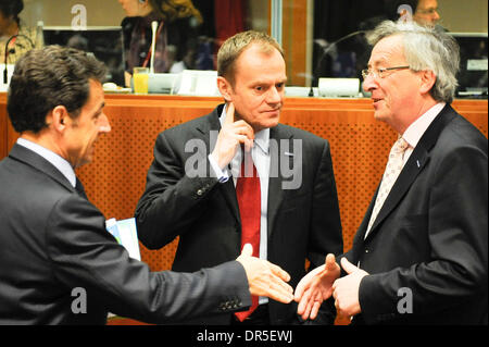 Mar 20, 2009 - Bruxelles, Belgio - Il Presidente francese Nicolas Sarkozy (sinistra), il Primo ministro polacco Donald Tusk (centro), e il Primo ministro del Lussemburgo Jean Claude Juncker prima della seconda giornata dei Capi di vertice degli Stati, all'Unione europea quartier generale. (Credito Immagine: © Wiktor Dabkowski/ZUMA Press) Foto Stock