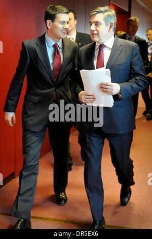 Mar 20, 2009 - Bruxelles, Belgio - Segretario degli esteri britannico David Miliband (sinistra) e il Primo ministro britannico Gordon Brown (destra) prima di tenere una conferenza stampa al termine dei capi di Stato europei Vertice, all'Unione europea quartier generale. (Credito Immagine: © Wiktor Dabkowski/ZUMA Press) Foto Stock