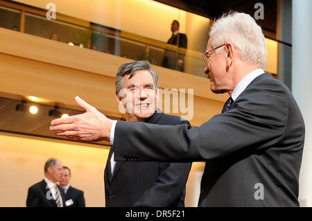 Mar 24, 2009 - Strasburgo, Alsazia, Francia - UE Il presidente del parlamento tedesco HANS-GERT POTTERING (R) accoglie con favore il primo ministro britannico Gordon Brown quando egli arriva a dare una preparazione del vertice del G20 discorso davanti al Parlamento europeo a Strasburgo, in Francia. (Credito Immagine: © Wiktor Dabkowski/ZUMA Press) Foto Stock