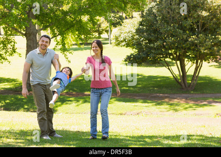 Famiglia di tre tenendo le mani in posizione di parcheggio Foto Stock