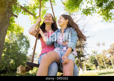 Felice madre e figlia su swing Foto Stock