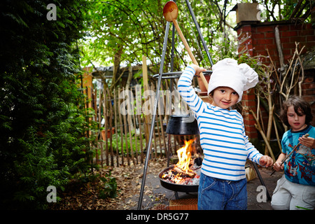 Bambina indossa Chef Hat Foto Stock